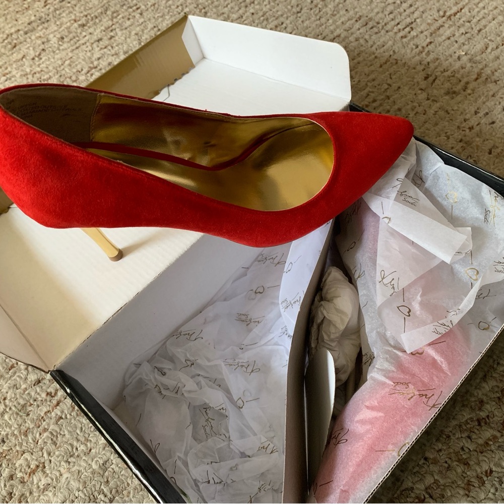 Red Pumps - image 6